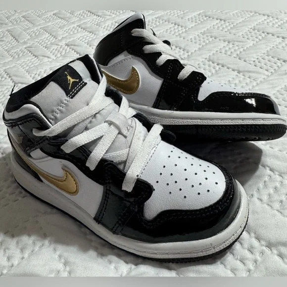 Nike Jordan 1 Kids Black Gold High Top Running Shoes Sneakers US Size 9C - Picture 2 of 9